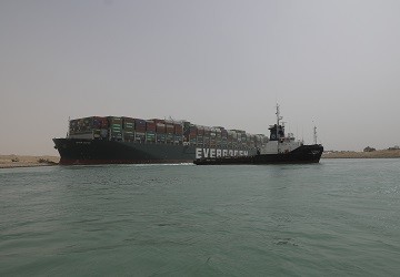 Vientos, seguros y debates en el canal de Suez